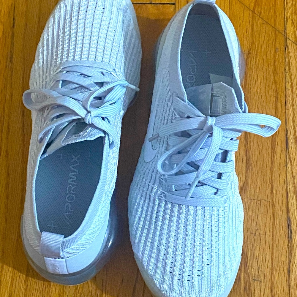 Light gray Nike vapor max size 8 woman